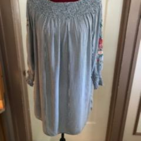 Embroidered dress - Picture 2 of 3